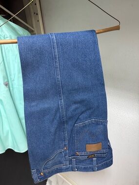 Wrangler Men's Straight Jeans in Medium Blue